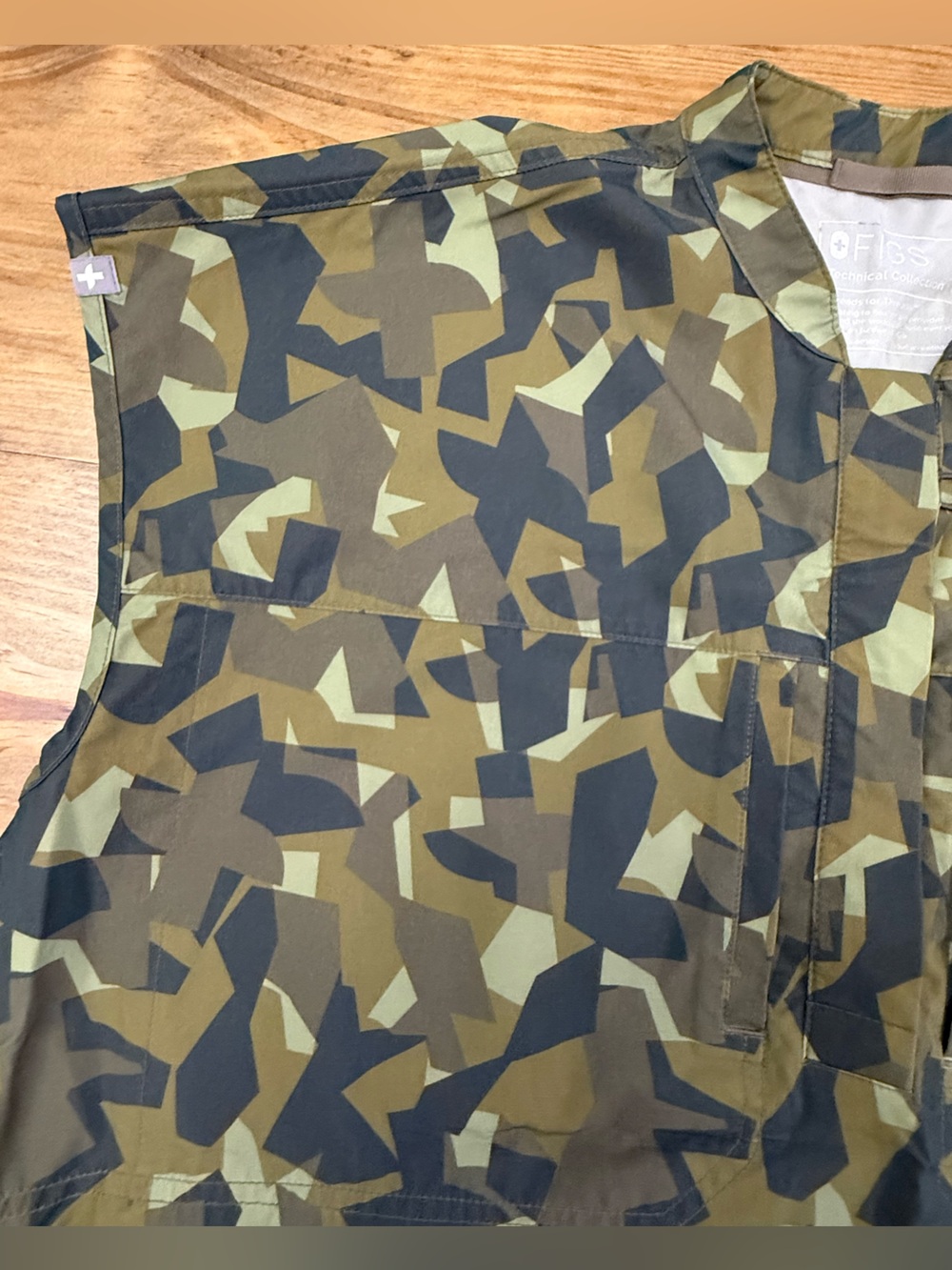FIGS Blake FREEx Camo Oversized Scrub Top - Picture 2 of 6